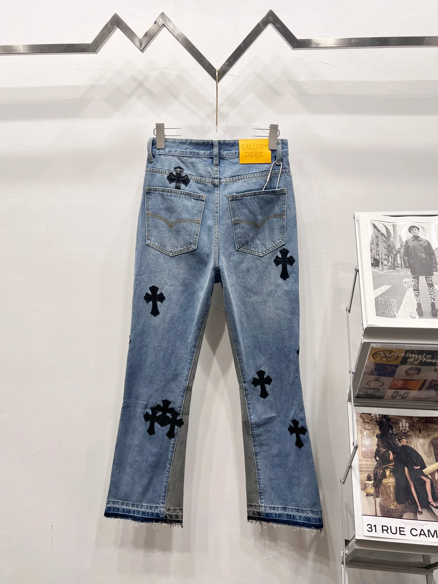 P260 Style number: (A003) GALLERY DEPT. Co-branded 2025 new black cross-leather splicing couple's style loose washed flared jeans 🔥High version🔥High version🔥 Top ceiling quality Styles with different washed textures are very friendly to people with thin legs and thick legs. The slightly flared version is very flattering. Moderate length that never goes out of style, easy to match with casually, basic styling for various styles, a must-have in the wardrobe! The fabric is stiff but also makes the upper body soft without losing texture. The washing process is even more perfect. It is a must-have item for everyone! ! ! Washed wheat, tag, pants label, three complete labels Color: washed black, washed blue Size: 28, 30, 32, 34 (four sizes)